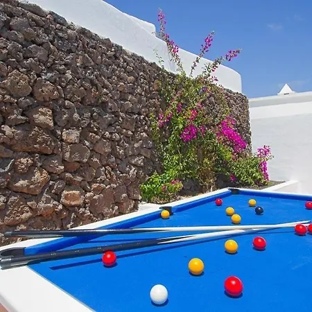 فيلة Puerto Del Carmen Sleeps 8 Pool Wifi بويرتو ذيل كارمين